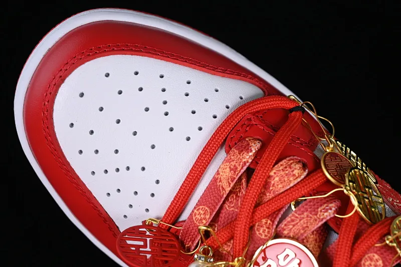All Categories Nk SB Dunk Series Nk SB Dunk Low Low-top Sneakers Nk Dunk Low 囍爱你 Red Embroidery Dragon and Phoenix Present Happy Decoration SB Strap Low-top Casual Wedding Shoes FD9762-061